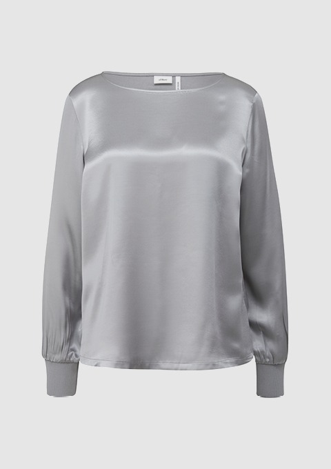 Graues, glänzendes Shirt mit langen Ärmeln. Graues, glänzendes Shirt mit langen Ärmeln.