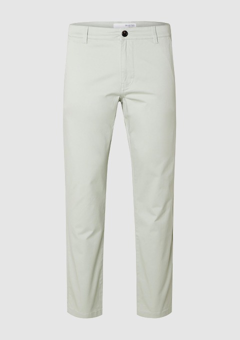 Eine helle, längere Hose mit einem Knopfverschluss. Eine helle, längere Hose mit einem Knopfverschluss.