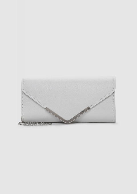 Eine weiße Clutch mit silbernem Verschluss und einer Kette. Eine weiße Clutch mit silbernem Verschluss und einer Kette.