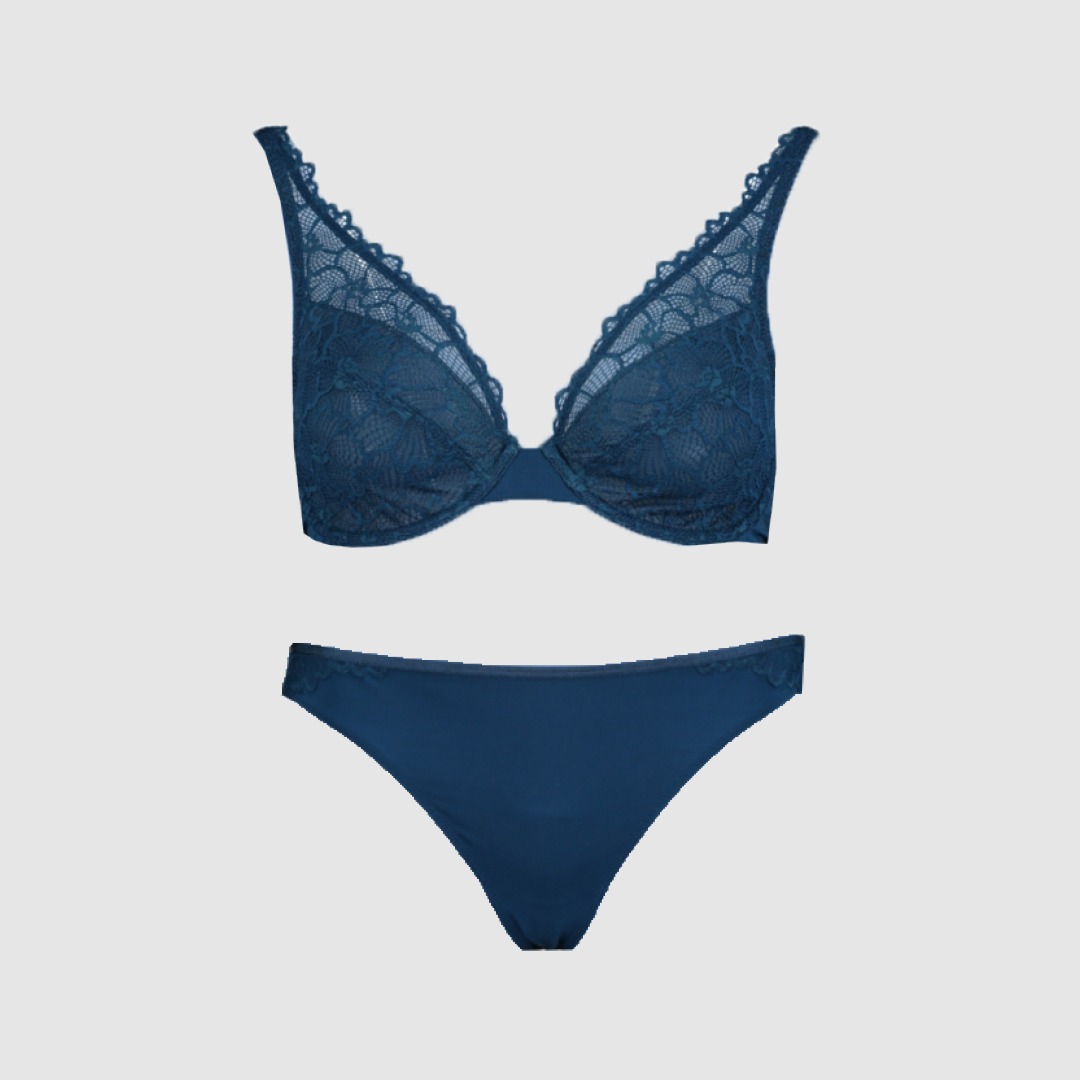 Blaue Spitzenunterwäsche bestehend aus einem BH und einem Slip.