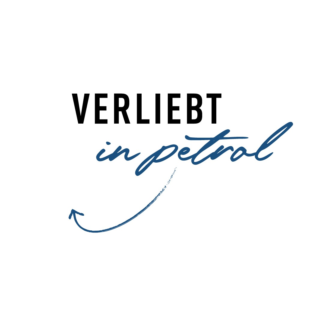 Text: "Verliebt in petrol" mit einem geschwungenen Pfeil.