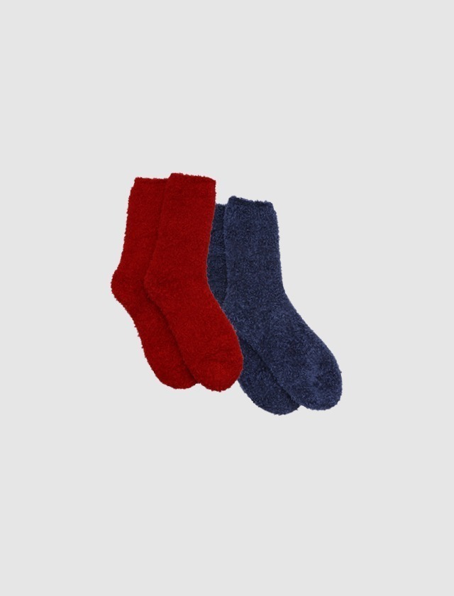 Rote und blaue Socken.