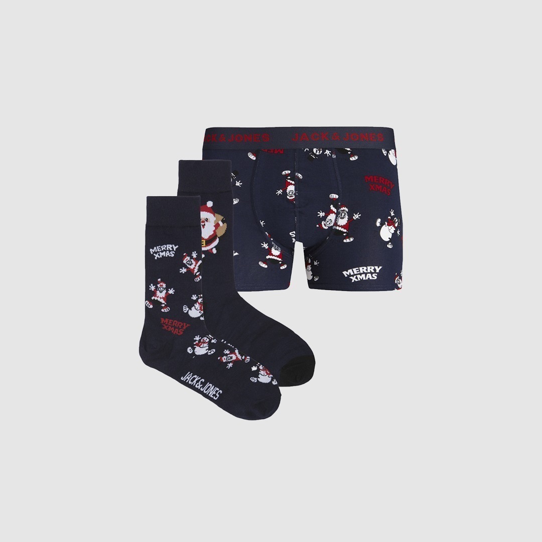Ein Set mit Weihnachtsunterwäsche, bestehend aus einer Boxershorts und Socken mit festlichem Muster.