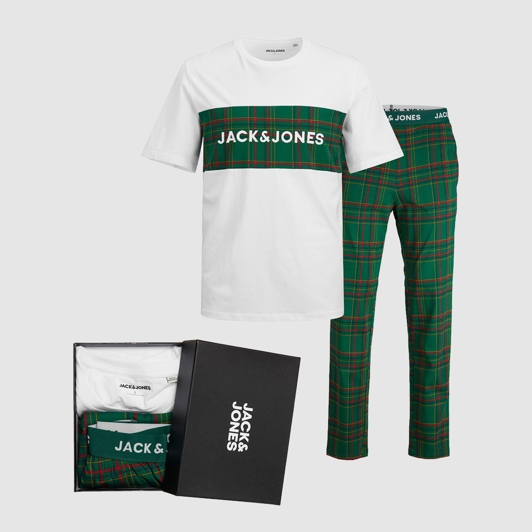 Ein Set mit Weihnachtsunterwäsche, bestehend aus einer Boxershorts und Socken mit festlichem Muster.