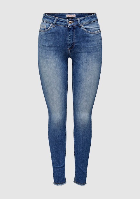 Eine blaue Jeanshose im Skinny-Fit-Stil.