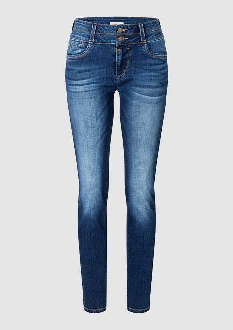 Eine enge Jeans in blauer Waschung mit zwei Knöpfen und klassischen Taschen.