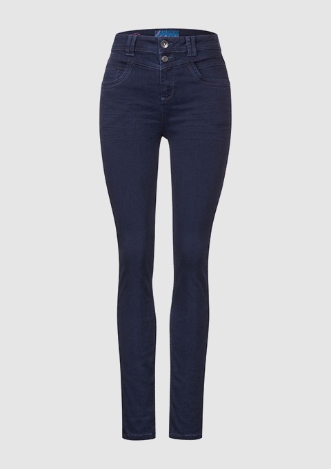 Eine dunkle, schmal geschnittene Jeanshose.