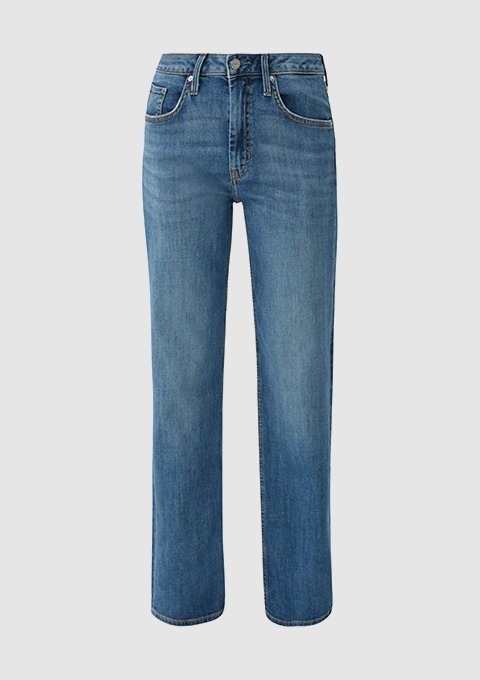 Eine blaue Jeanshose mit geradem Schnitt.