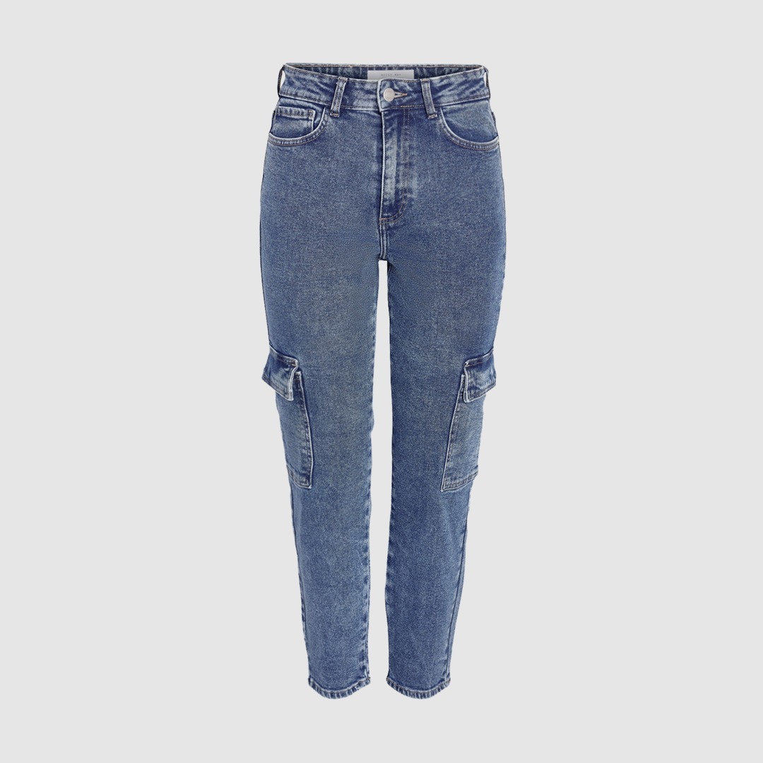Jeans in Blau mit seitlichen Taschen.