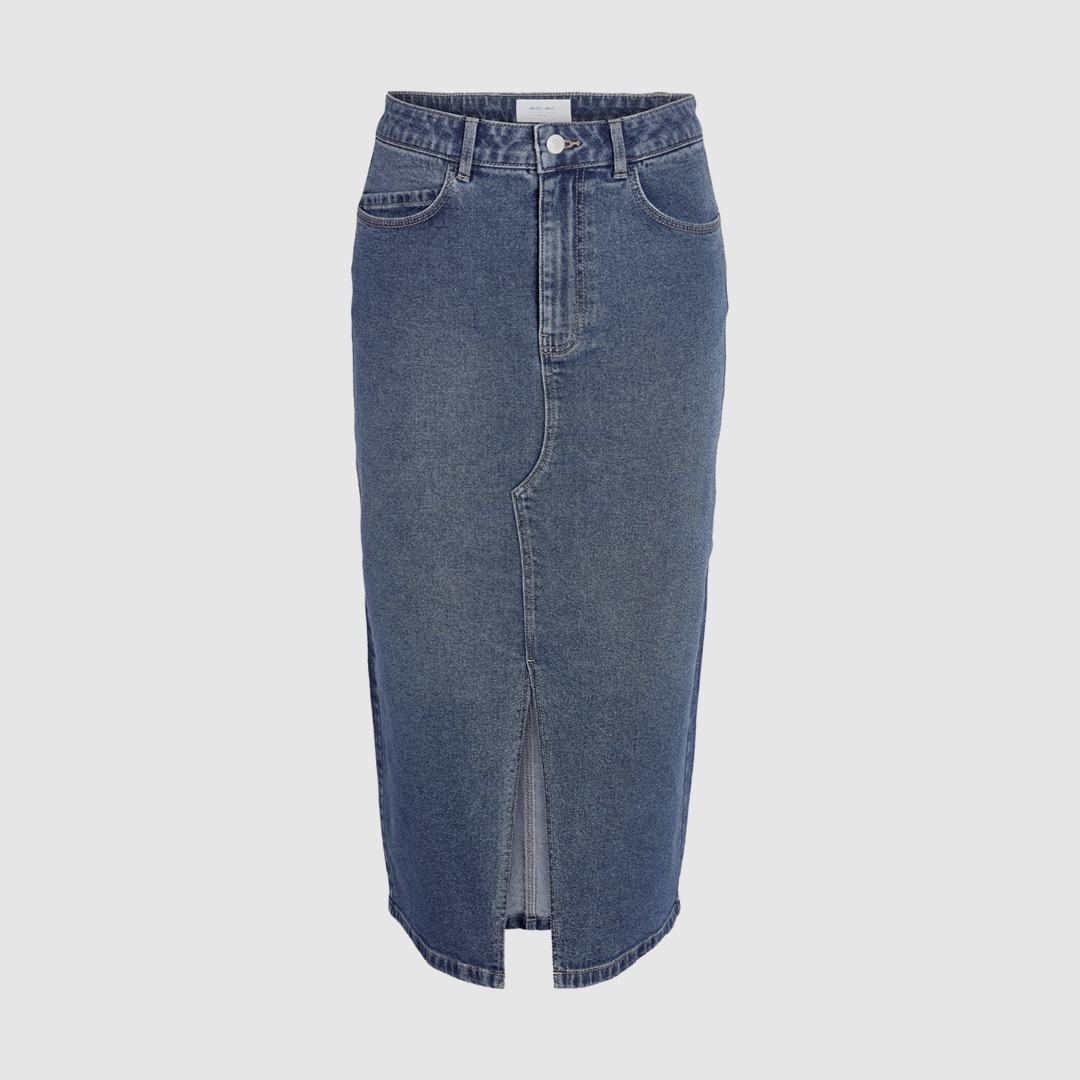Ein taillierter Jeansrock mit Schlitz vorne.