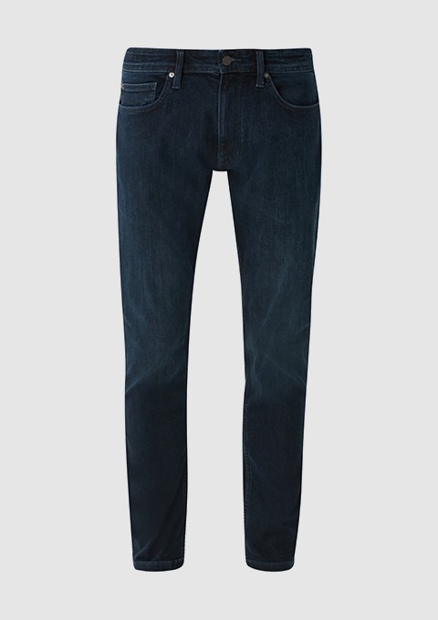 Dunkelblaue Jeans.