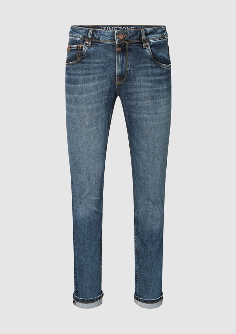 Eine blaue Jeanshose mit leicht ausgewaschenem Look.