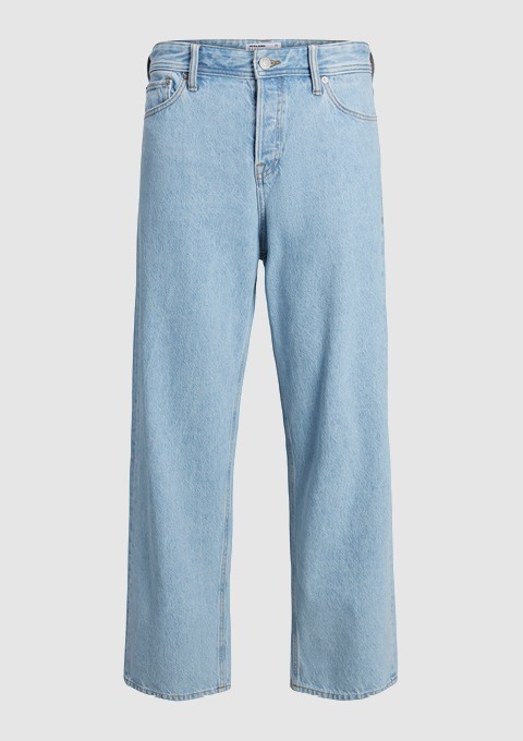 Hellblaue, weite Jeans mit geradem Schnitt.