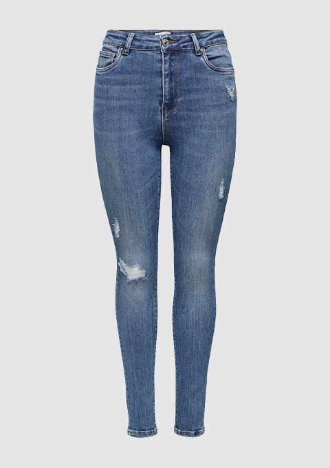 Jeans in hellblauer Waschung mit Rissen.