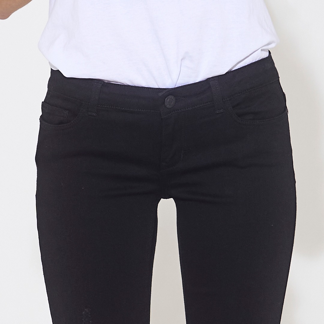Schwarze Jeans und ein weißes T-Shirt. Schwarze Jeans und ein weißes T-Shirt.