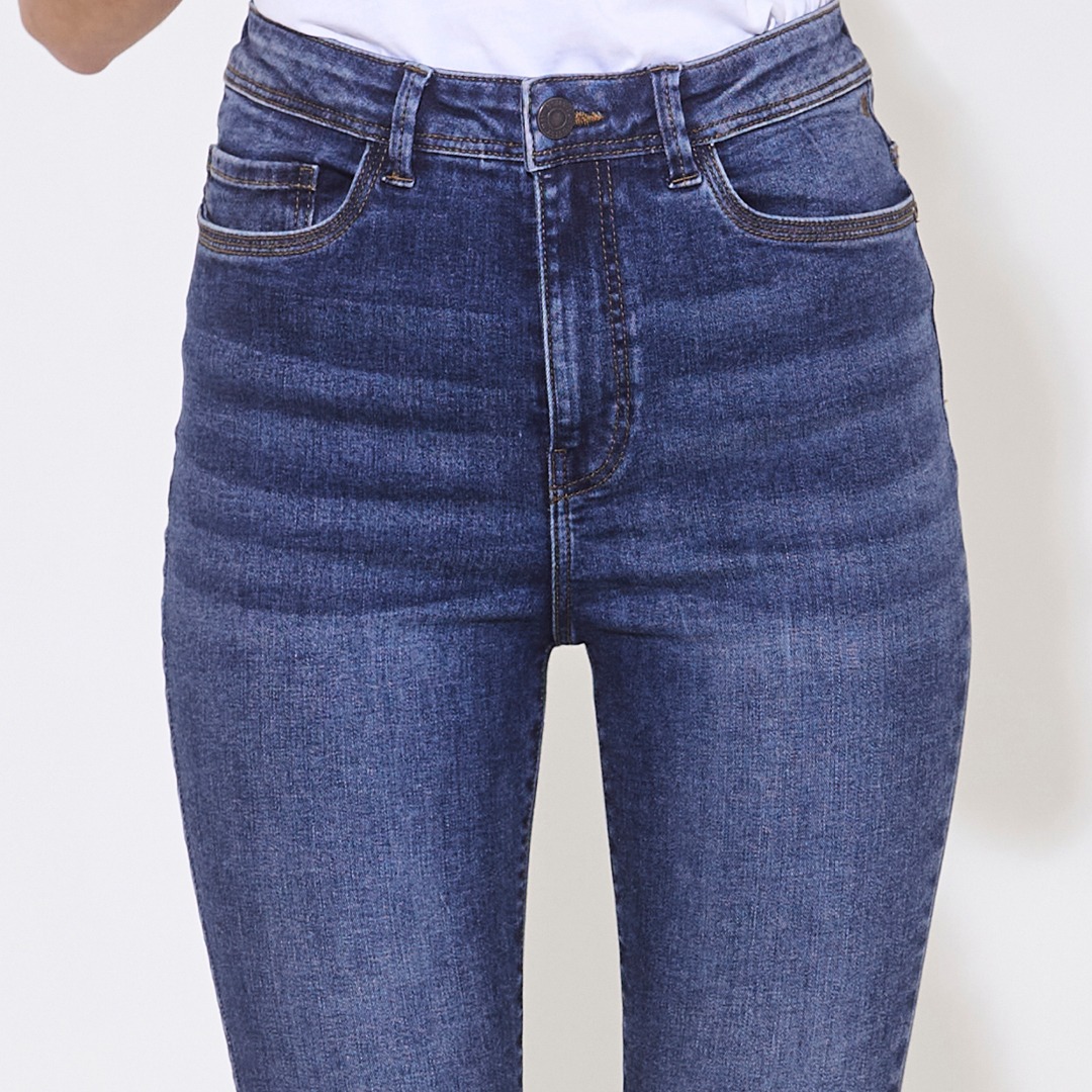 Ein Paar hochgeschnittene Jeans in dunkler Waschung. Ein Paar hochgeschnittene Jeans in dunkler Waschung.