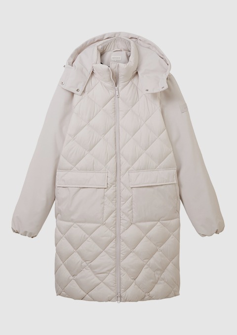Eine beige, gesteppte Winterjacke mit Kapuze und zwei aufgesetzten Taschen.