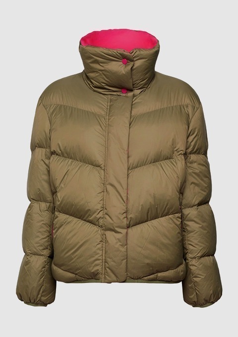 Eine khakifarbene Daunenjacke mit rosa Innenfutter und hohem Kragen.