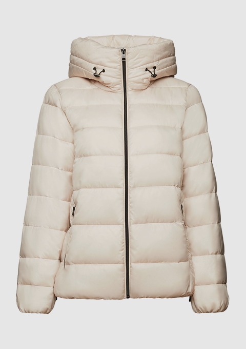 Beige Daunenjacke mit Kapuze und Reißverschluss.