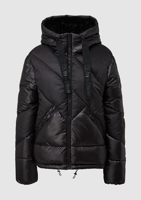 Schwarze, gesteppte Winterjacke mit Kapuze und Reißverschluss.