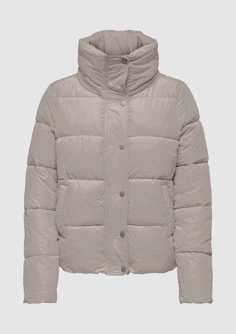Eine beigen Pufferjacke mit hohem Kragen und Druckknöpfen.