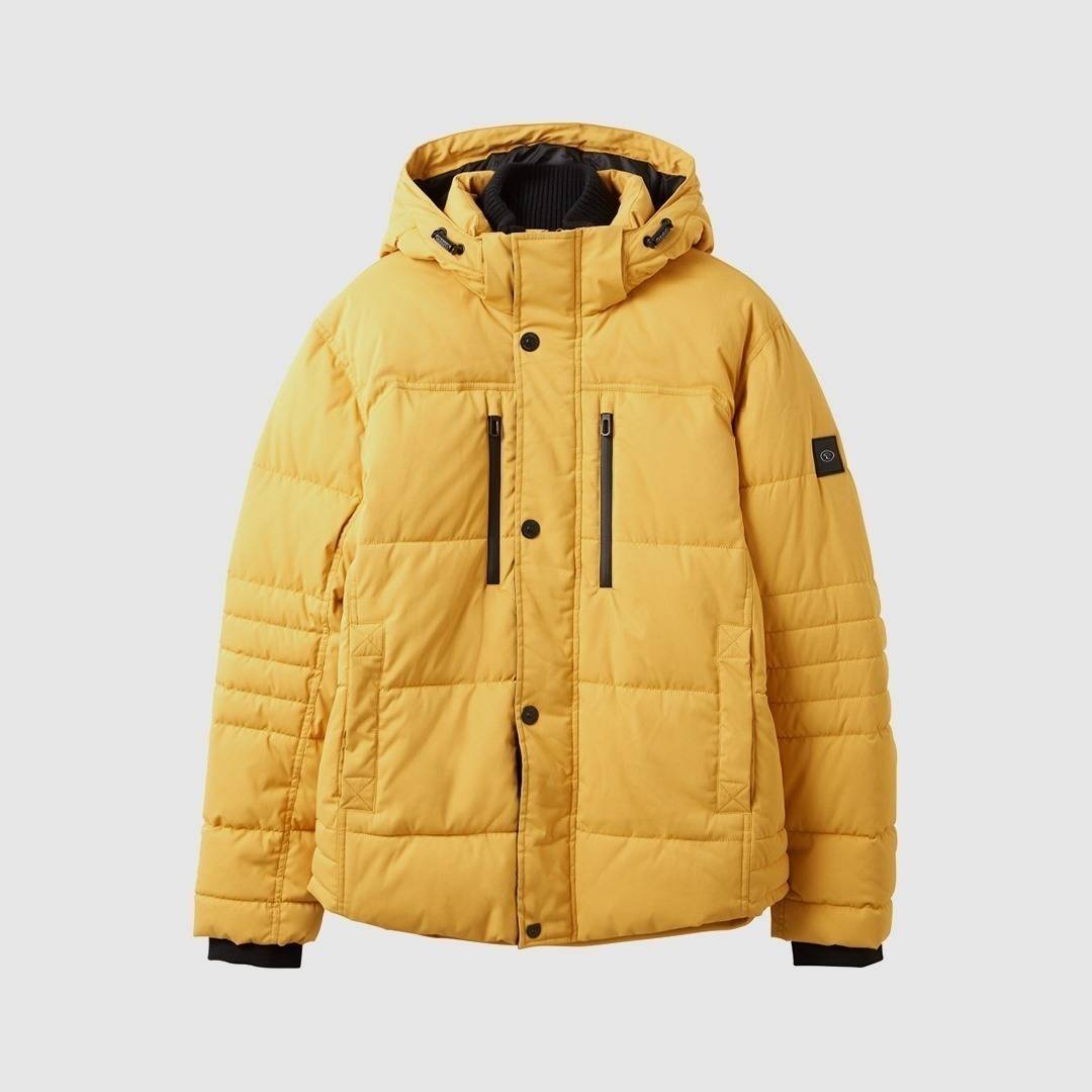 Eine gelbe, gepolsterte Jacke mit Kapuze.