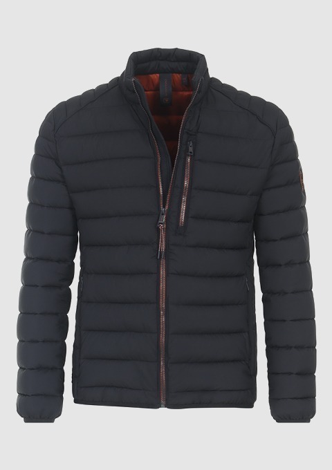 Dicke, schwarze Herrenjacke mit Reißverschluss und Stehkragen.