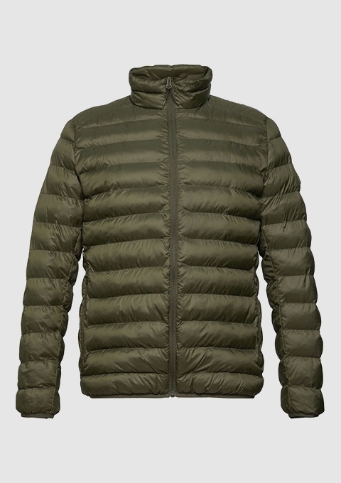 Eine olivgrüne, gepolsterte Jacke mit Reißverschluss.