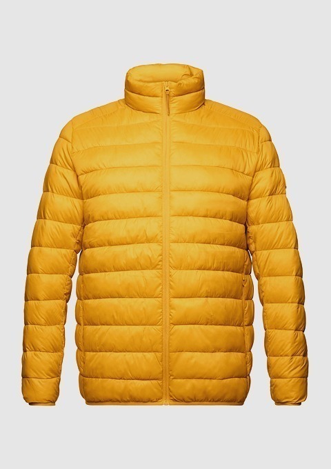 Eine gelbe, gepufferte Jacke mit hohem Kragen und Reißverschluss.