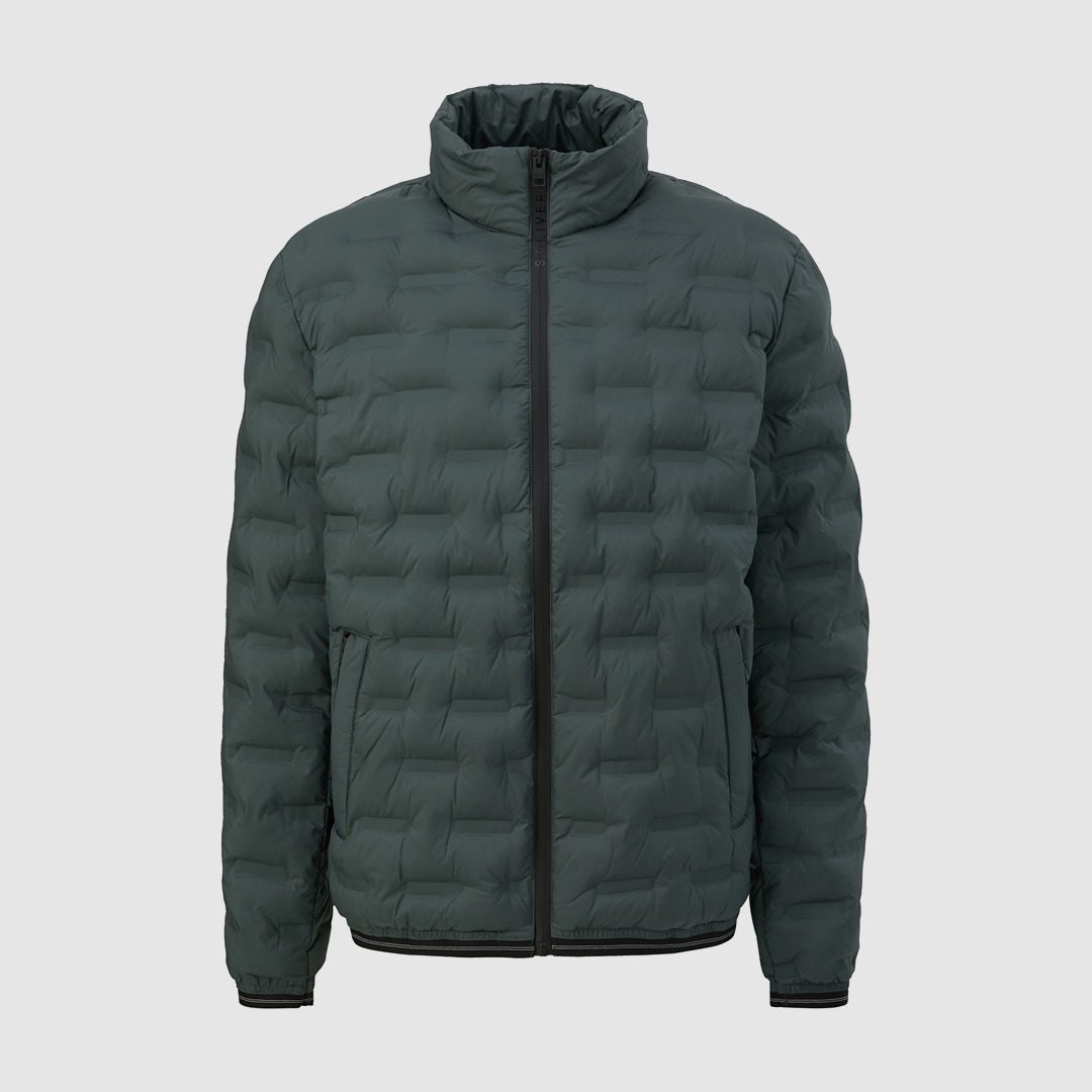Eine grüne, gepolsterte Jacke mit Stehkragen und Reißverschluss.