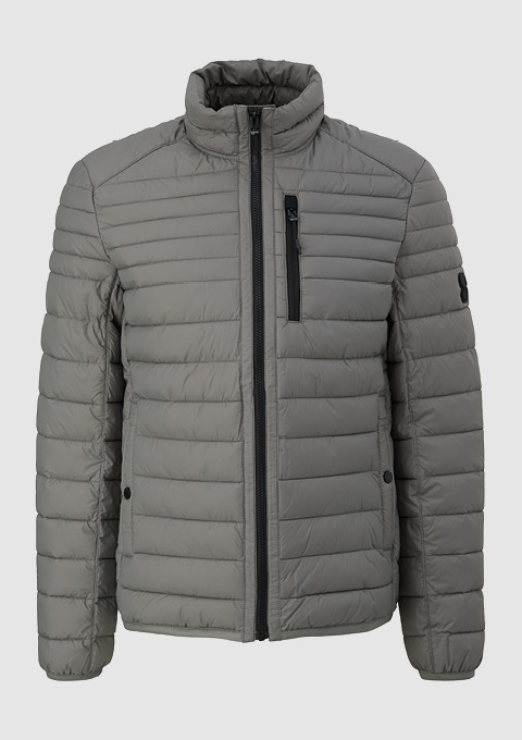Eine graue Steppjacke mit halbem Kragen und zippbarem Vorderteil.
