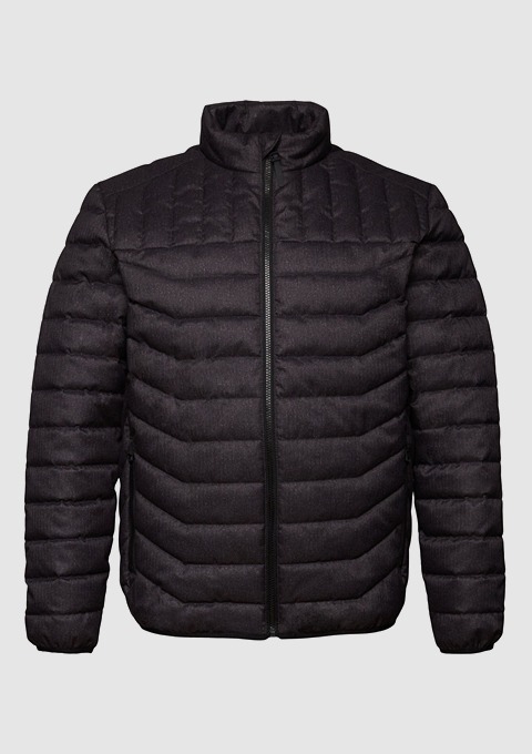 Eine schwarze, gepolsterte Jacke mit durchgehendem Reißverschluss und Stehkragen.