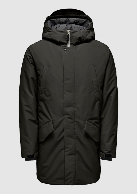 Eine dunkle, gefütterte Jacke mit Kapuze und seitlichen Taschen.