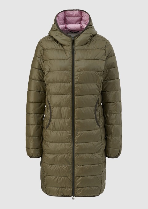 Eine grüne, gepolsterte Jacke mit Kapuze und einem rosa Innenfutter.