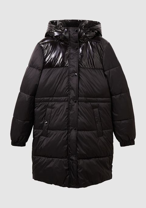 Dicker, schwarzer Wintermantel mit Kapuze und glänzenden Elementen.