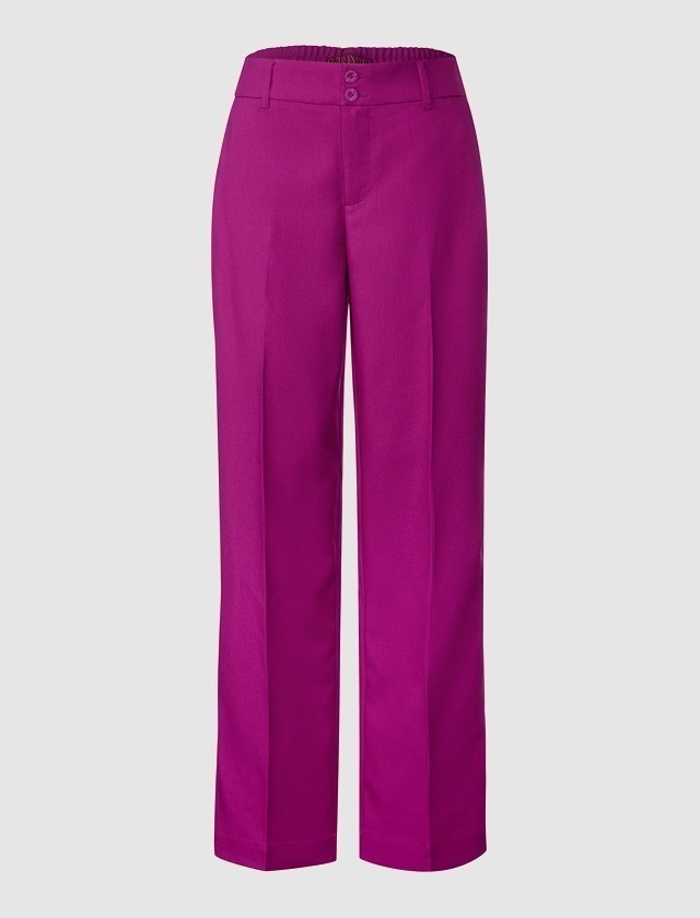 Eine lila, locker geschnittene Hose. Eine lila, locker geschnittene Hose.
