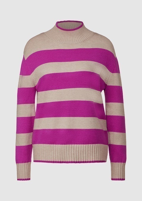 Ein gestreifter Pullover in Lila und Beige mit einem hohen Kragen. Ein gestreifter Pullover in Lila und Beige mit einem hohen Kragen.