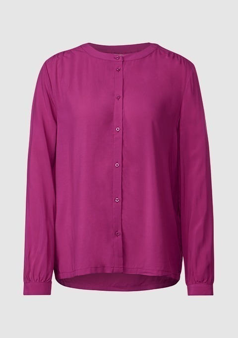 Lila Bluse mit langen Ärmeln und Knopfleiste. Lila Bluse mit langen Ärmeln und Knopfleiste.