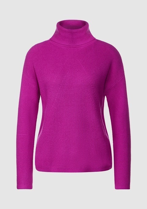 Lila Pullover mit hohem Kragen und strukturiertem Muster. Lila Pullover mit hohem Kragen und strukturiertem Muster.