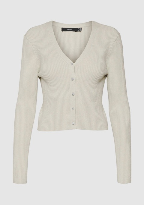 Ein beiger, kurz geschnittener Cardigan mit V-Ausschnitt und langen Ärmeln, der durch Knöpfe geschlossen wird. Ein beiger, kurz geschnittener Cardigan mit V-Ausschnitt und langen Ärmeln, der durch Knöpfe geschlossen wird.