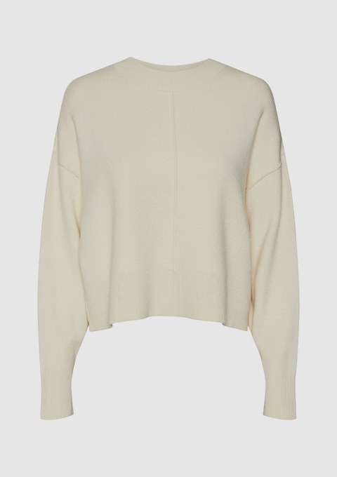 Ein beiger, lockerer Pullover mit langen Ärmeln und runder Ausschnitt. Ein beiger, lockerer Pullover mit langen Ärmeln und runder Ausschnitt.