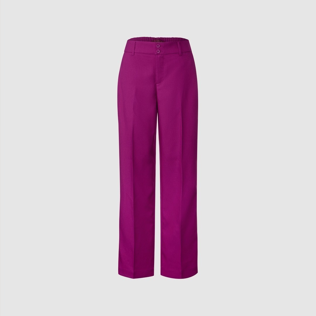 Lila, weite Hose mit elastischem Bund.