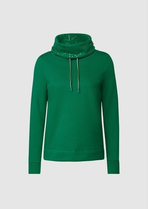 Grüner Pullover mit Kapuze und Kordelzug.