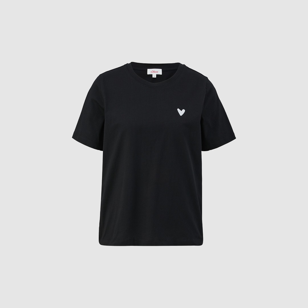 Ein schwarzes T-Shirt mit kurzen Ärmeln und einem weißen Herzmotiv. Ein schwarzes T-Shirt mit kurzen Ärmeln und einem weißen Herzmotiv.