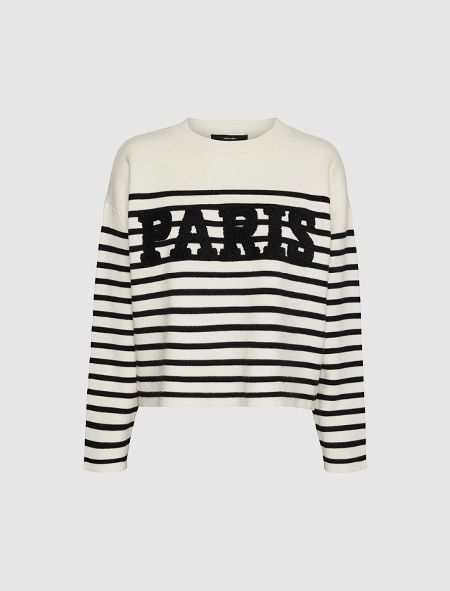 Ein gestreifter Pullover in Schwarz und Weiß mit dem Schriftzug „PARIS“. Ein gestreifter Pullover in Schwarz und Weiß mit dem Schriftzug "PARIS".