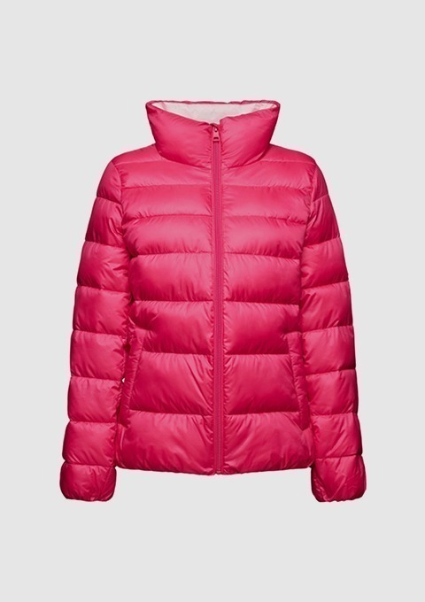 Rosa Daunenjacke mit hohem Kragen und Reißverschluss.