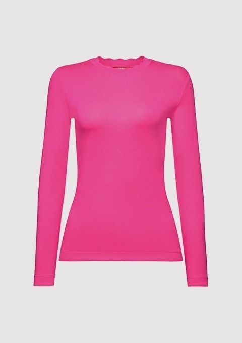 Rosa Strickpullover mit langen Ärmeln und einem wellenförmigen Ausschnitt.