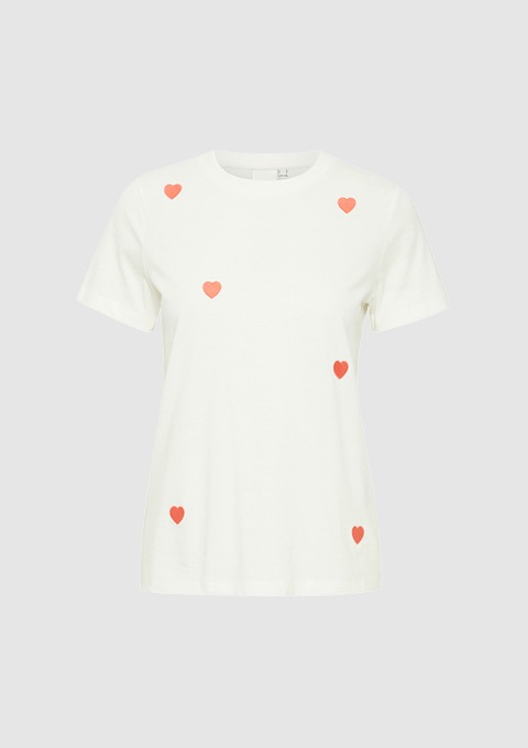 Ein weißes T-Shirt mit roten Herzchen auf der Vorderseite.