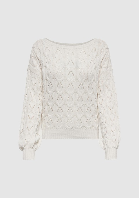 Ein weißer, gestrickter Pullover mit weiten Ärmeln und einem runden Ausschnitt.