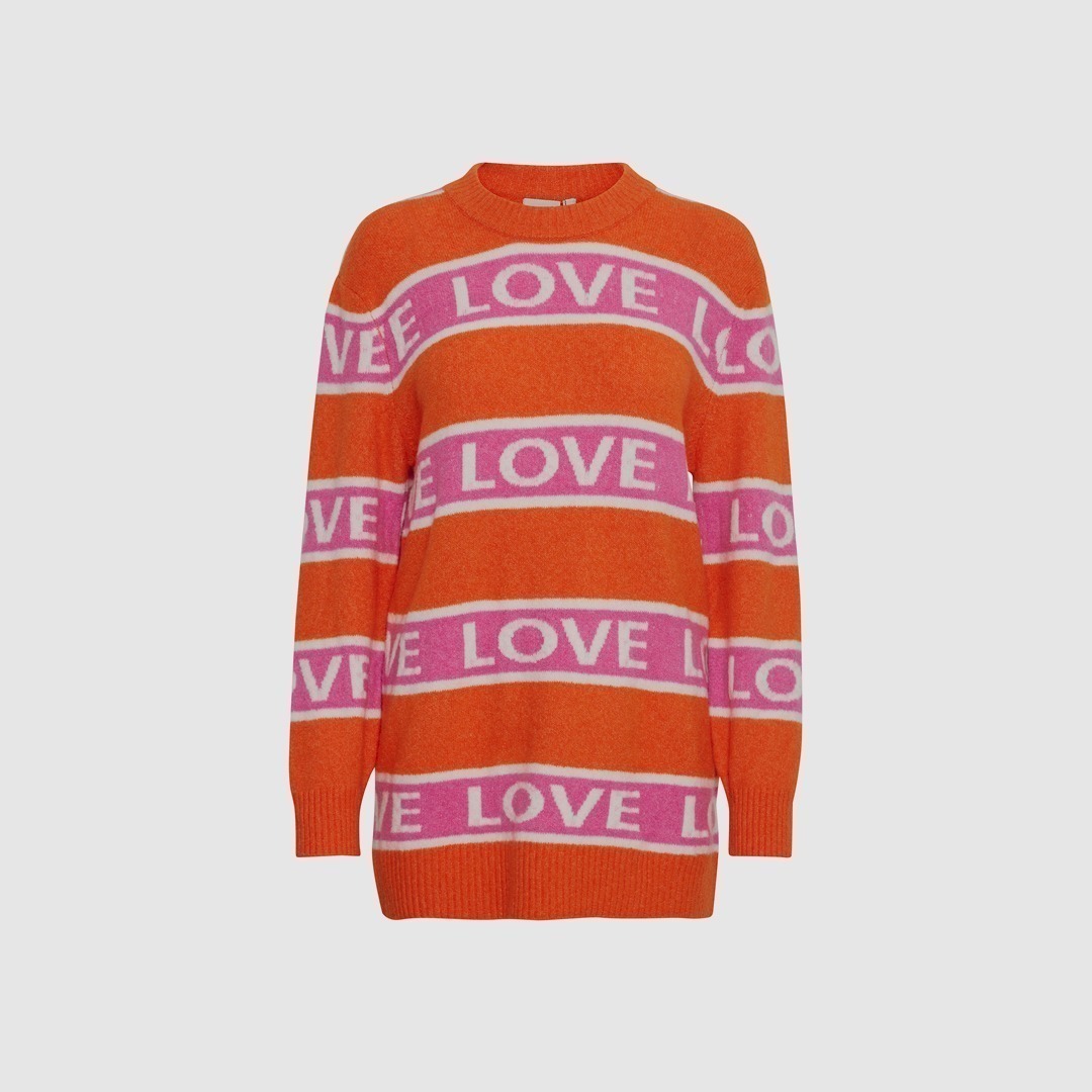 Ein orangefarbener Pullover mit pinken und weißen Streifen sowie dem Schriftzug "LOVE".